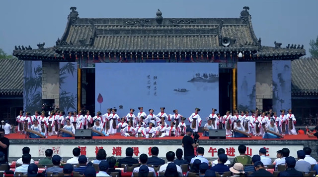 古镇过端午，，，，，，平安得福禄。。。。。。。。大锅粽子万人品，，，，，，古镇端午活动多！
